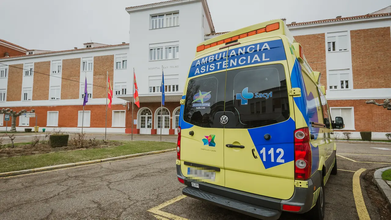 Una ambulancia de Castilla y Le&oacute;n. / Carlos Mateo