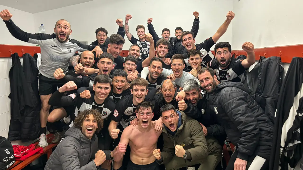 Celebraci&oacute;n del Escobedo tras el partido ganado entre semana. / Escobedo