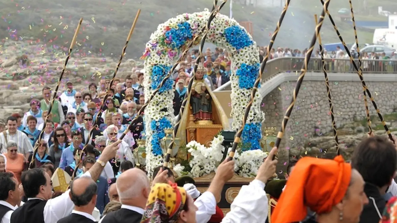 Procesi&oacute;n de la Virgen del Mar, el 12 de mayo de 2008. La comitiva parti&oacute; del Seminario de Corb&aacute;n hacia la ermita junto al mar, en una de las tradiciones m&aacute;s emblem&aacute;ticas de Santander. / Foto: Nacho Cubero