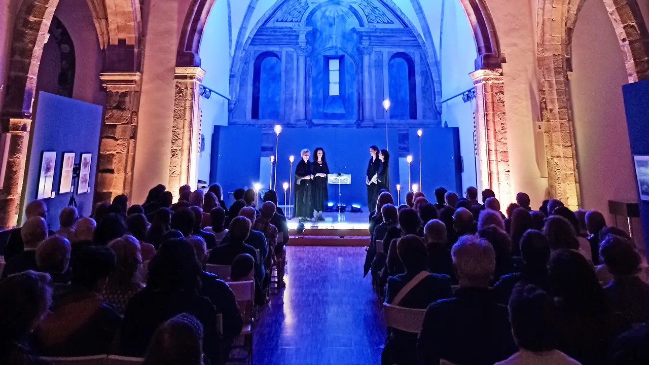 Eva Guillermina Fern&aacute;ndez, asiste al concierto de Cantaderas. / Alerta