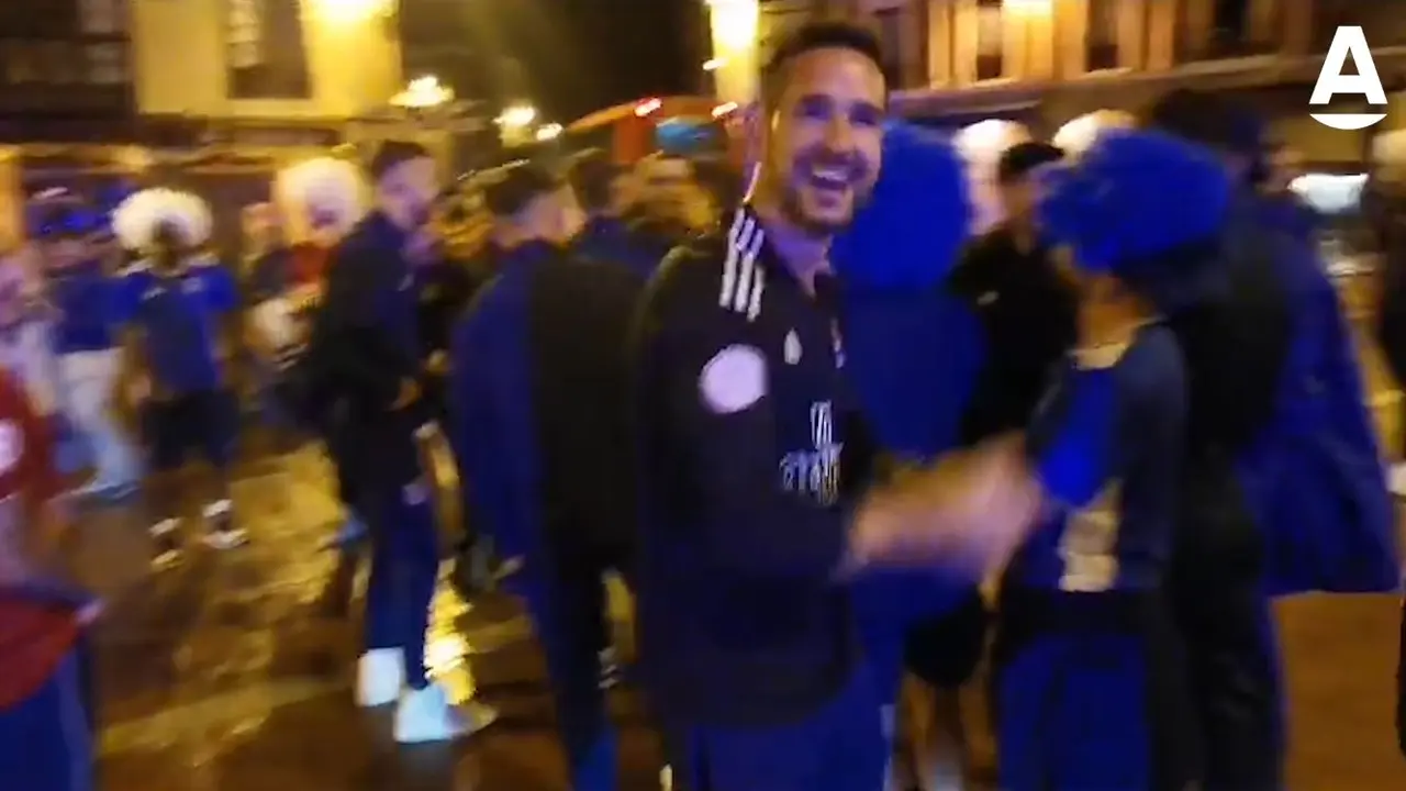 Varios jugadores de la Gimn&aacute;stica durante la celebraci&oacute;n en la plaza Roja de Torrelavega. / V.G.