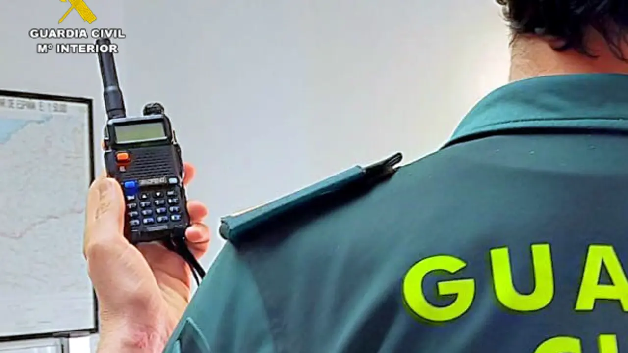 La Guardia Civil de Cantabria con el inhibidor de frecuencia que utilizaba para robar veh&iacute;culos.