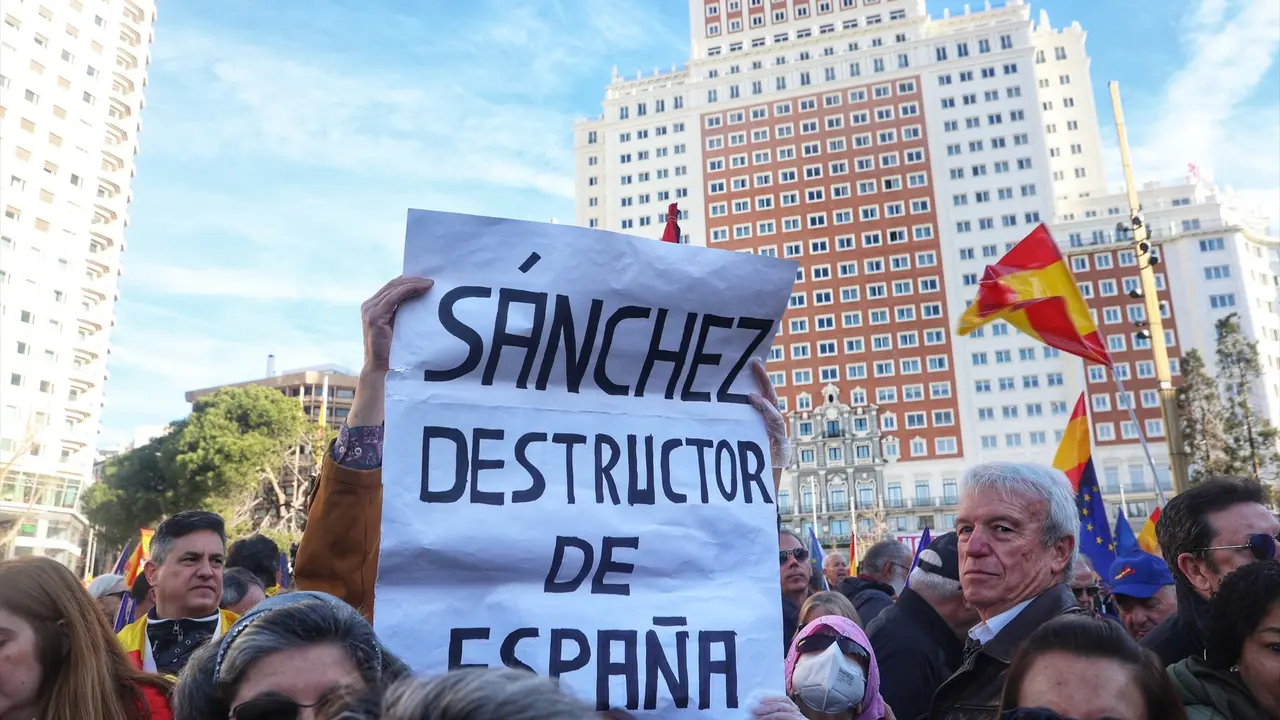 Varias personas sujetan carteles antes de una manifestaci&oacute;n convocada por el PP, el pasado 28 de enero. / Ricardo Rubio / Archivo