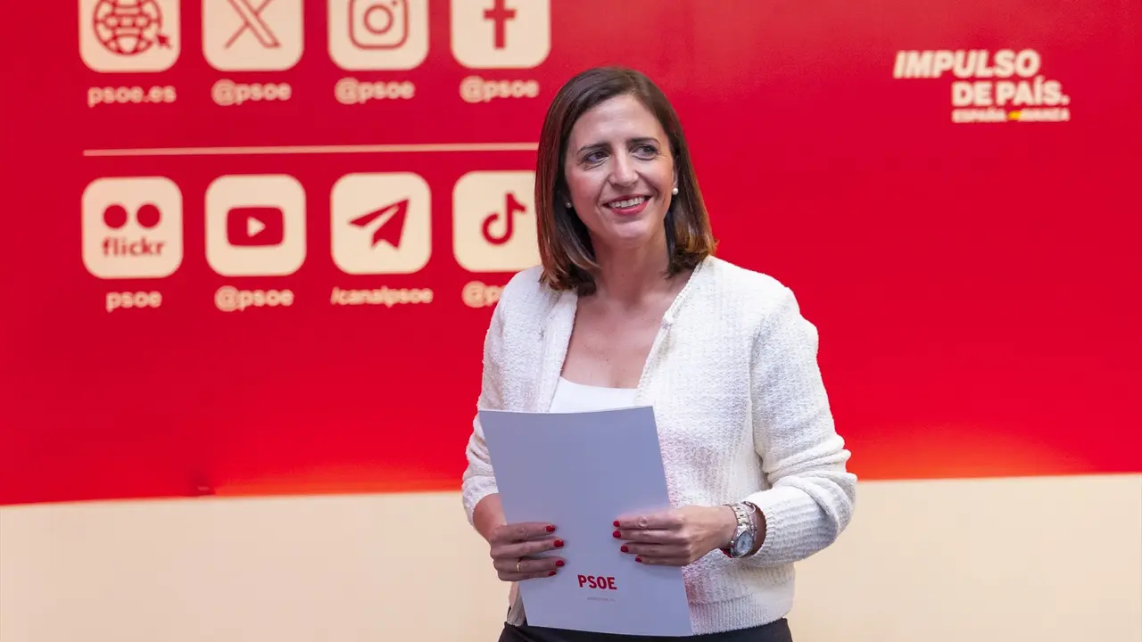 La portavoz del PSOE, Esther Pe&ntilde;a, en una rueda de prensa desde la sede del partido en la calle Ferraz. Eva Ercolanese