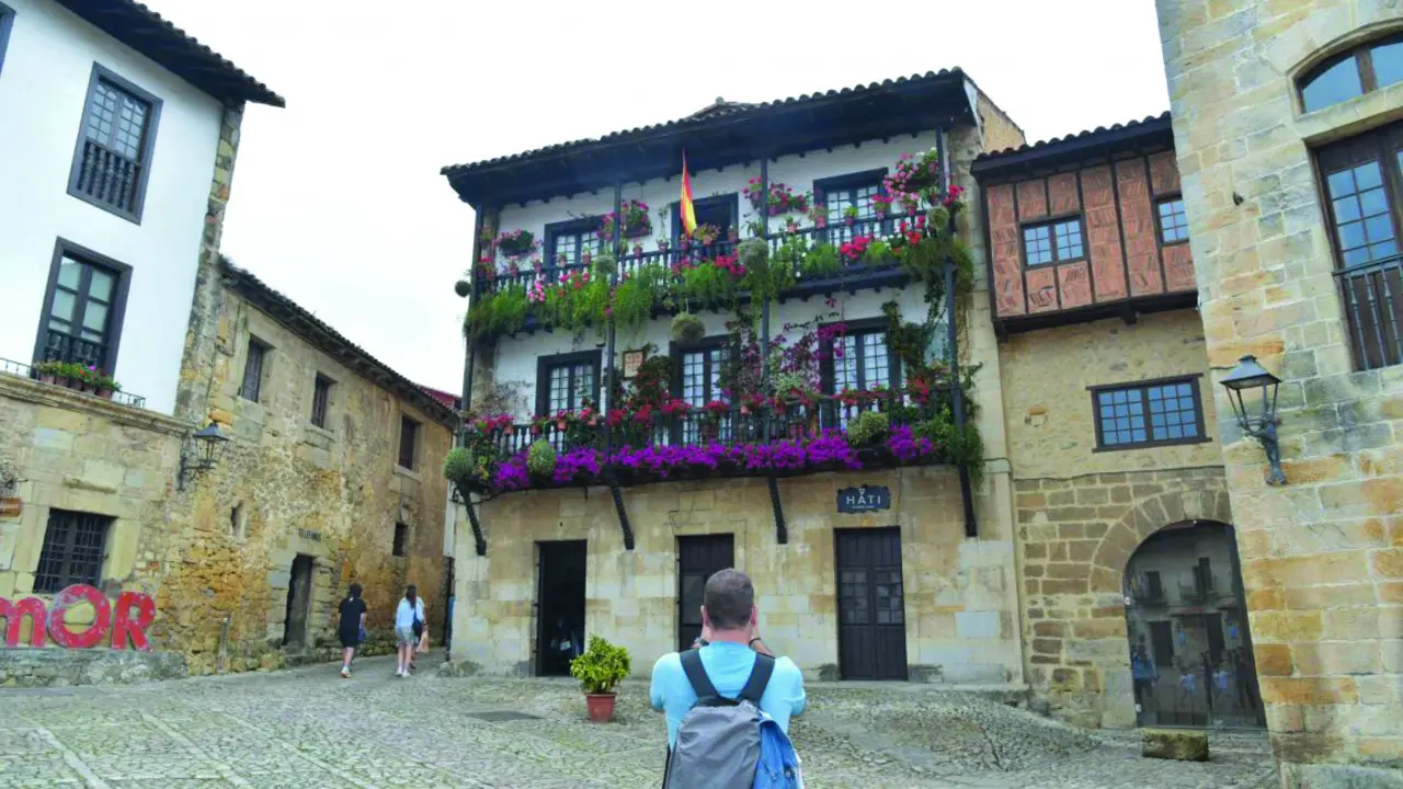 Un persona en una calle de Santillana del Mar. / Alerta