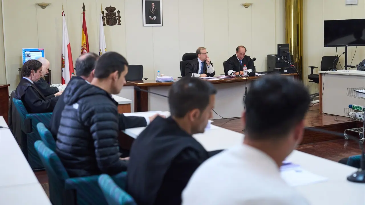 Los magistrados durante el juicio por el accidente mortal de Castelar, en la Audiencia Provincial de Cantabria. Juanma Serrano