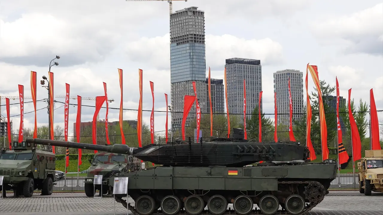 Un tanque  alem&aacute;n Leopard 2, capturado en Ucrania seg&uacute;n fuentes rusas, se encuentra en una exhibici&oacute;n de trofeos de guerra en el parque Pobedy./ Ulf Mauder / Archivo