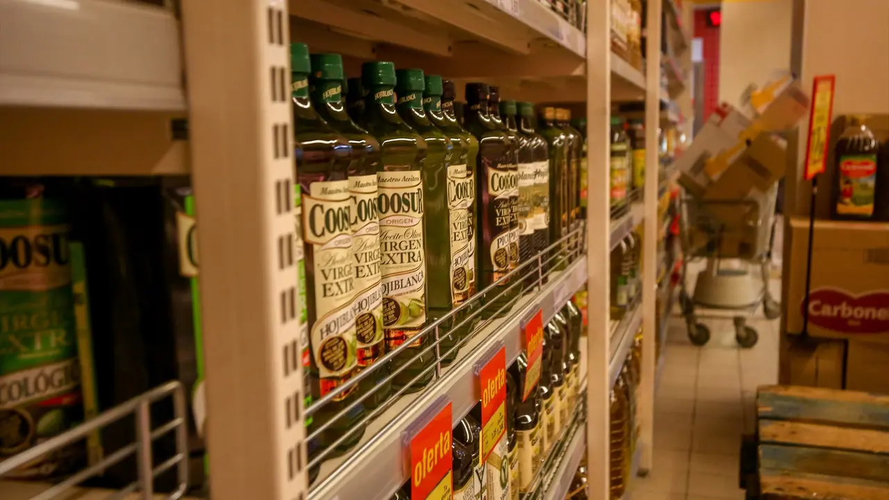 Secci&oacute;n del aceite de oliva en un supermercado. Ricardo Rubio / Archivo
