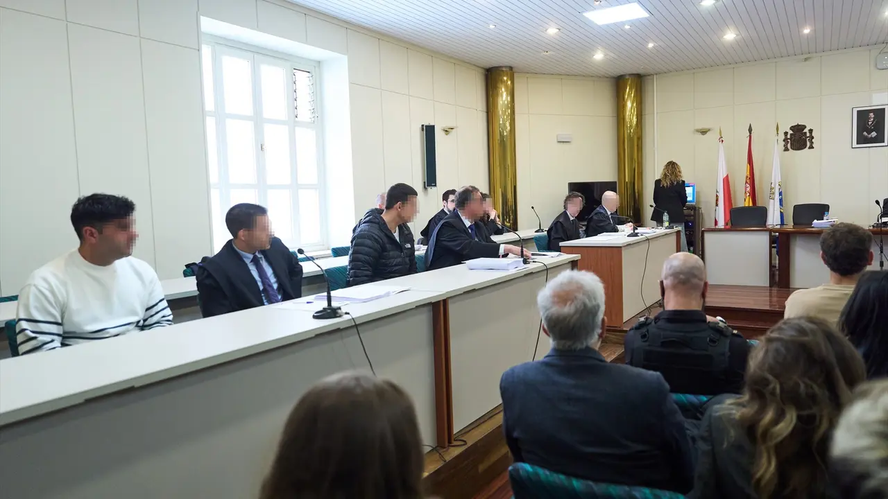 Los acusados (1i) y (3i) durante el juicio por el accidente mortal de Castelar, en la Audiencia Provincial de Cantabria. Juanma Serrano / EP