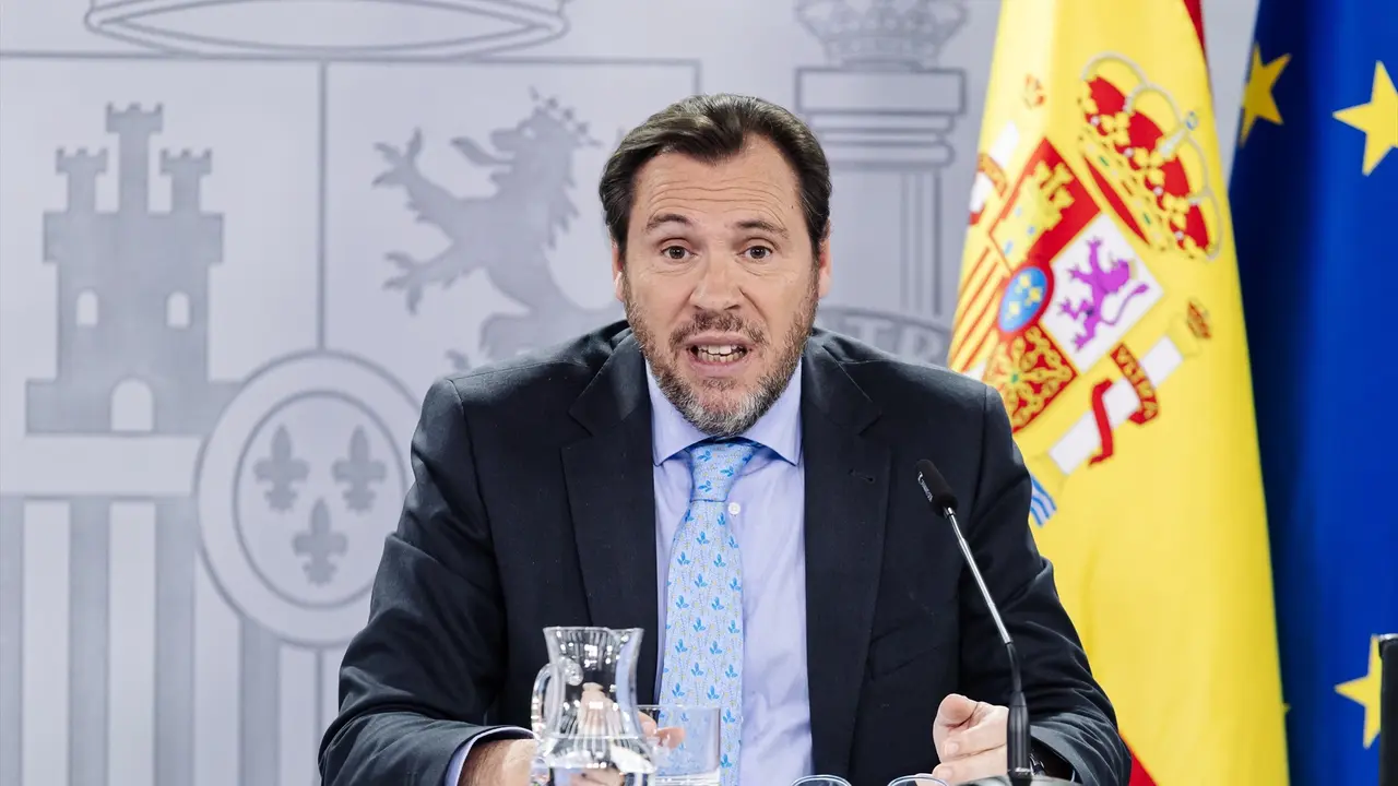 El ministro de Transportes y Movilidad Sostenible, &Oacute;scar Puente, durante una rueda de prensa posterior a la reuni&oacute;n del Consejo de Ministros. Carlos Luj&aacute;n
