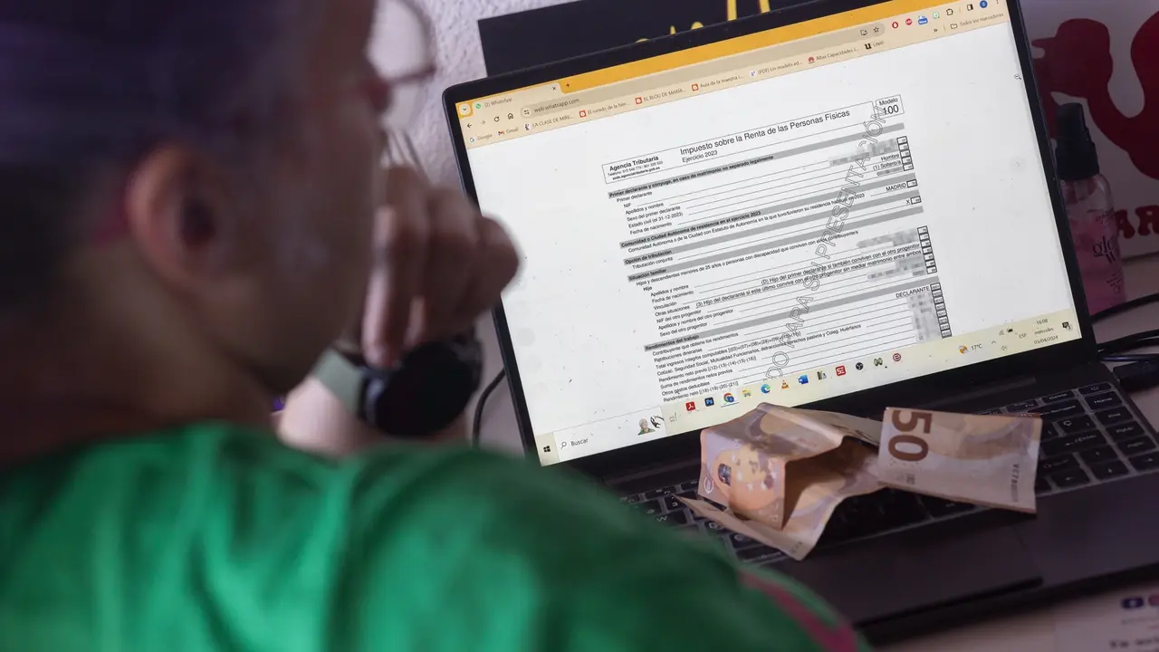 Una mujer hace la declaraci&oacute;n de la renta en un ordenador. EP / Archivo