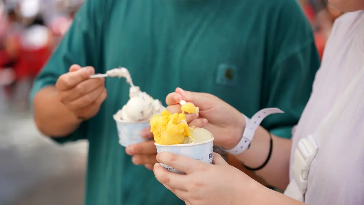 Dos personas comiendo unos helados. EP
