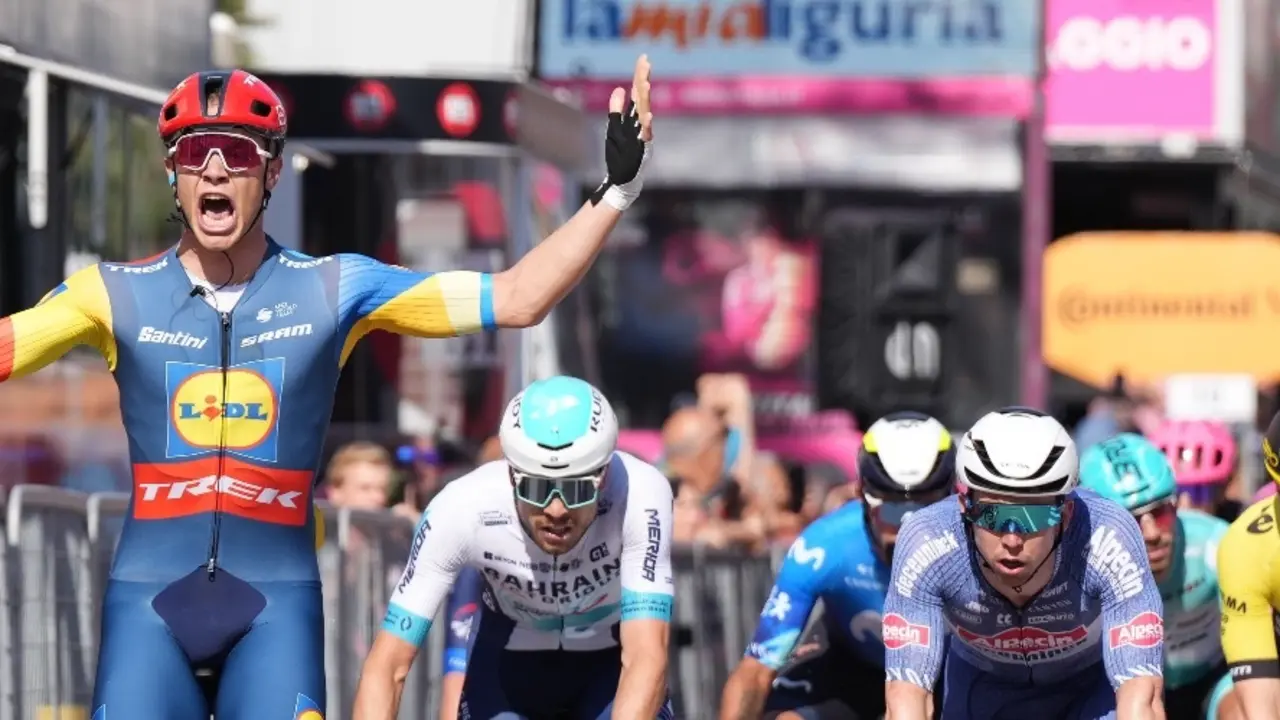 Jonathan Milan, vencedor de la cuarta etapa del Giro de Italia 2024 levanta los brazos en Andora. EP
