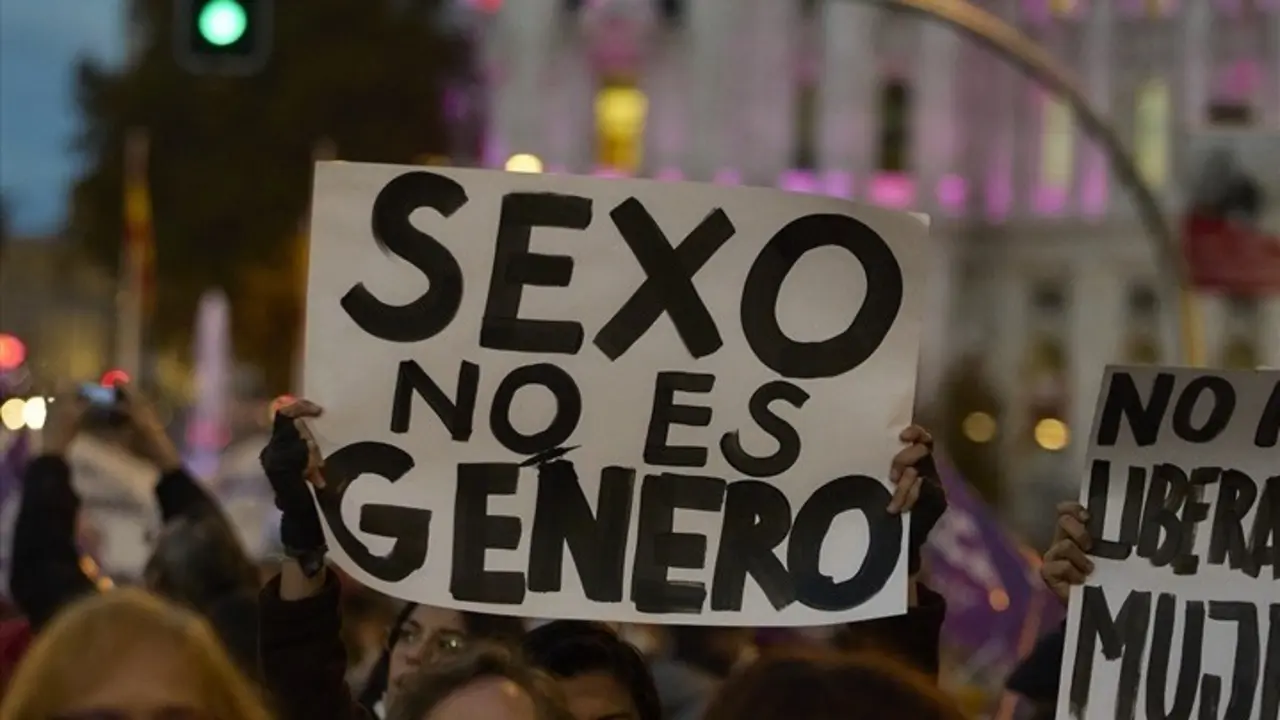 Personas con un cartel en una manifestaci&oacute;n contra la violencia de g&eacute;nero. Jes&uacute;s Hell&iacute;n / Archivo