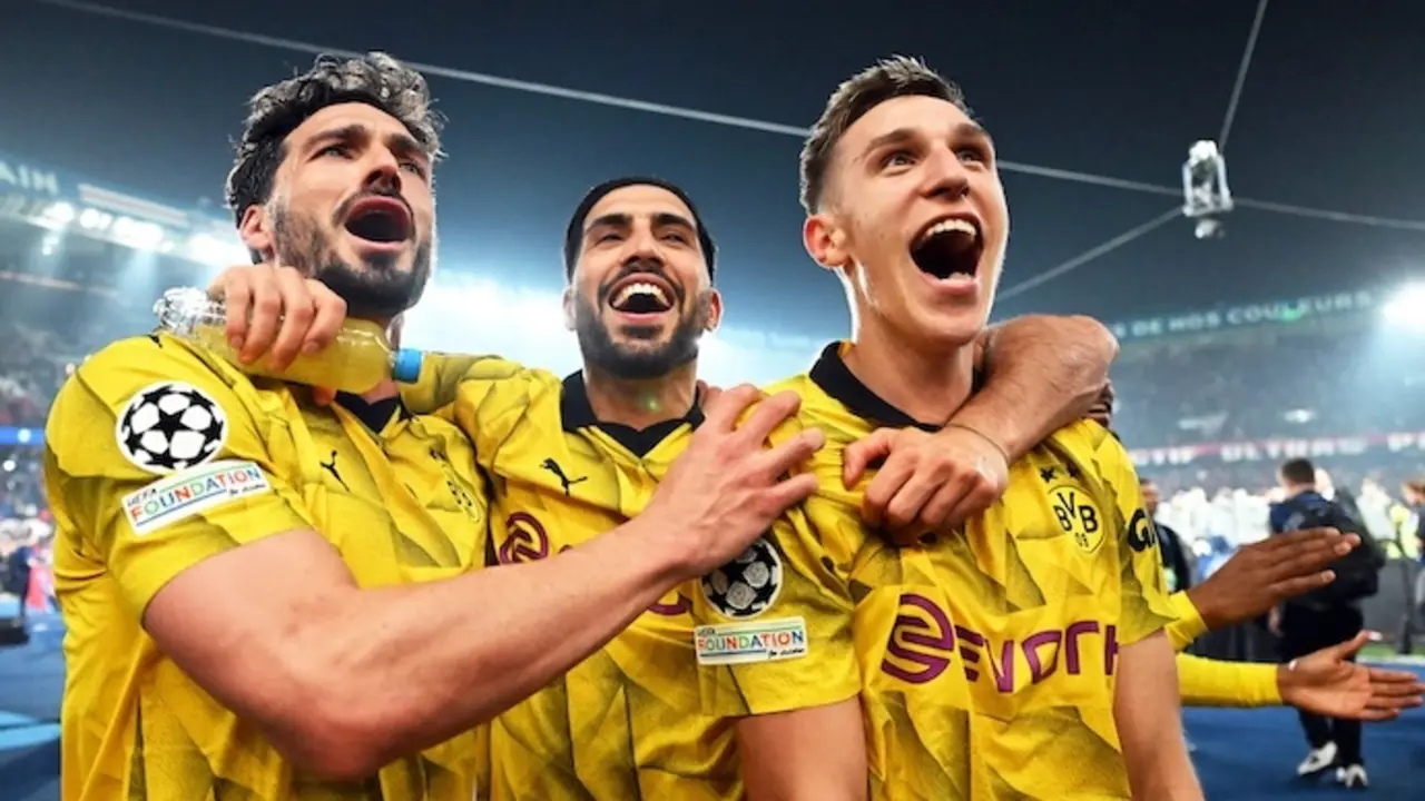 07 de mayo de 2024, Francia, Par&iacute;s: (I-D) Los jugadores del Dortmund Mats Hummels, Emre Can y Nico Schlotterbeck celebran su victoria en semifinales de la Liga de Campeones de la UEFA ante el Par&iacute;s Saint-Germain en el Parque de los Pr&iacute;ncipes. Foto: Robert Michael/dpa
Fecha: 07/05/2024.

Firma: Robert Michael / dpa - Para uso exclusivo en Espa&ntilde;a.
