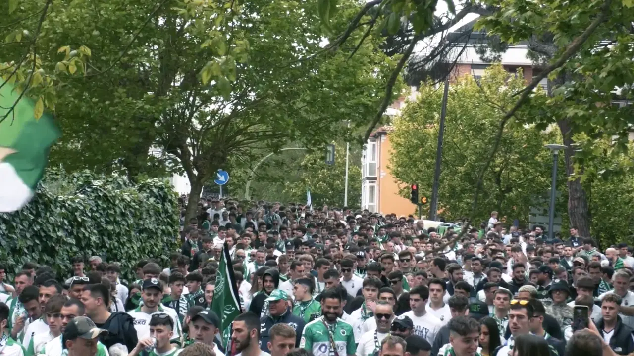 Aficionados animando al Racing. / Alerta