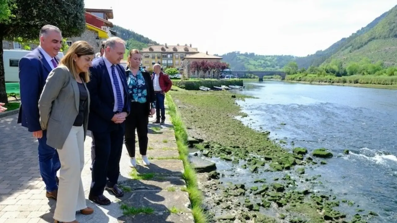 La presidenta de Cantabria, Mar&iacute;a Jos&eacute; S&aacute;enz de Buruaga, se re&uacute;ne con los ayuntamientos afectados y con la Plataforma en Defensa del Saneamiento del R&iacute;o As&oacute;n y las Marismas de Santo&ntilde;a, Victoria y Joyel. / Ra&uacute;l Lucio