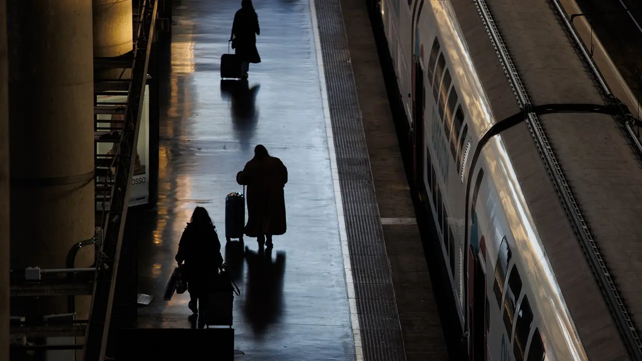 Varios pasajeros en un tren de cercan&iacute;as. Alejandro Mart&iacute;nez V&eacute;lez / Archivo