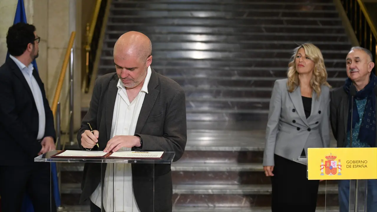 Momento de la firma del acuerdo. / Fernando S&aacute;nchez