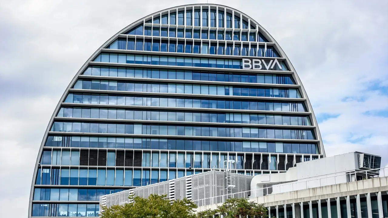 Fachada del edificio &lsquo;La Vela&rsquo;, en la ciudad del BBVA. Ricardo Rubio / EP