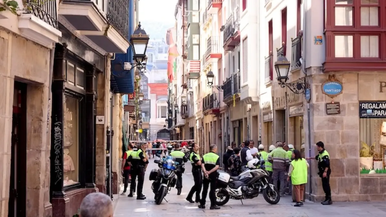 Agentes de polic&iacute;a municipal 'Udaltzaingoa' en las inmediaciones donde ha tenido lugar el derrumbe del inmueble en la calle Tender&iacute;a del Casco Viejo de Bilbao, a 9 de mayo de 2024, en Bilbao, Vizcaya, Pa&iacute;s Vasco (Espa&ntilde;a). El accidente se ha registrado a las 10.30 horas de la ma&ntilde;ana, hora a la que los bomberos han recibido un aviso por derrumbe en un edificio de cinco alturas en el n&uacute;mero 24 de la calle Tender&iacute;a. Se trata de un inmueble de cinco alturas en el que se est&aacute;n efectuando obras de rehabilitaci&oacute;n y, al parecer, en un momento dado, los trabajos han podido afectar a la estructura, lo que habr&iacute;a ocasionado el desplome de la cubierta del edificio sobre los operarios. Los cinco operarios heridos se encuentran ya fuera del inmueble. Tres de ellos han sido trasladados a centros sanitarios, mientras que los otros dos han sido atendidos en el lugar. leer menos

Firma: Ion Alcoba / Europa Press
Personajes: