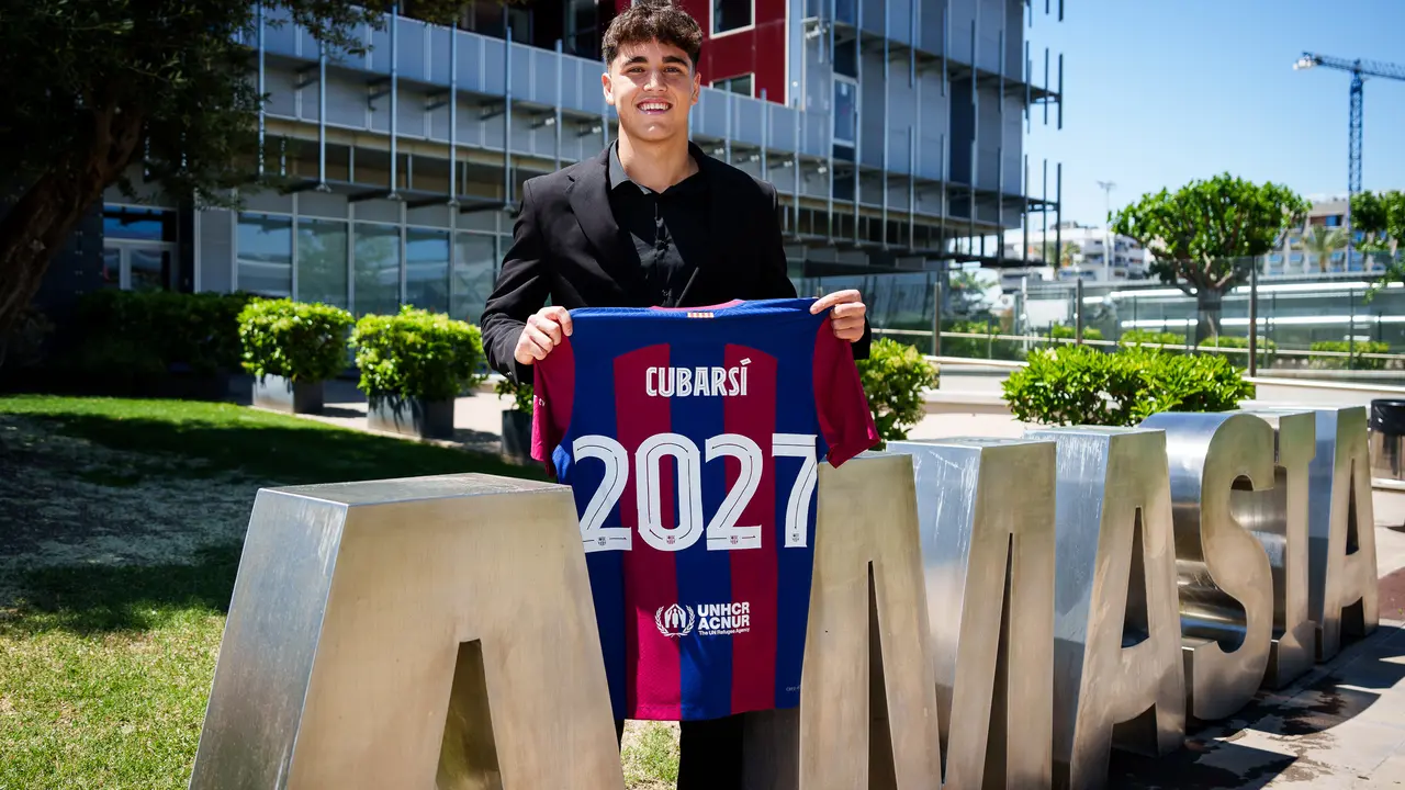 El jugador del FC Barcelona Pau Cubars&iacute; posa con su camiseta tras renovar hasta 2027. / GERMAN PARGA