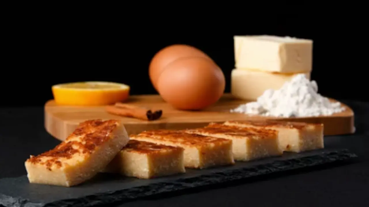 Ingredientes para preparar una tradicional quesada pasiega, destacando la frescura y calidad que caracterizan este delicioso postre de Cantabria.