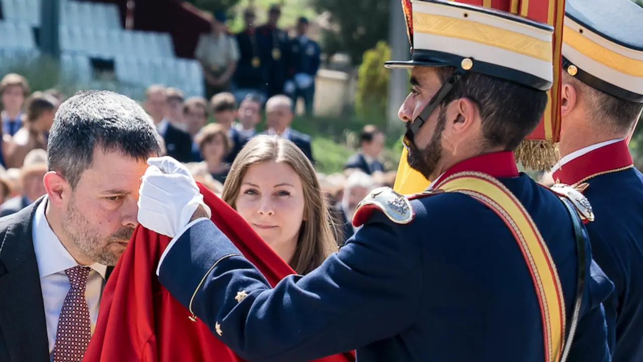 Un civil jura Bandera durante el acto de solemne jura o promesa en el Acuartelamiento &lsquo;El Rey&rsquo; de la Guardia Real, a 16 de junio de 2023, en Madrid (Espa&ntilde;a). El juramento o promesa ante la Bandera de Espa&ntilde;a, est&aacute; legalmente establecido como requisito previo a la adquisici&oacute;n de la condici&oacute;n de militar profesional. Se permite que los espa&ntilde;oles que, sin querer vincularse a las Fuerzas Armadas con un car&aacute;cter leer m&aacute;s profesional, puedan manifestar su compromiso con la defensa de Espa&ntilde;a, prestando el juramento o promesa ante la Bandera. Los requisitos para Jurar Bandera son tener la nacionalidad espa&ntilde;ola, haber cumplido los 18 a&ntilde;os y no haber sido declarado incapaz por sentencia jur&iacute;dica firme.
Foto de ARCHIVO

Firma: A. P&eacute;rez Meca / Europa Press