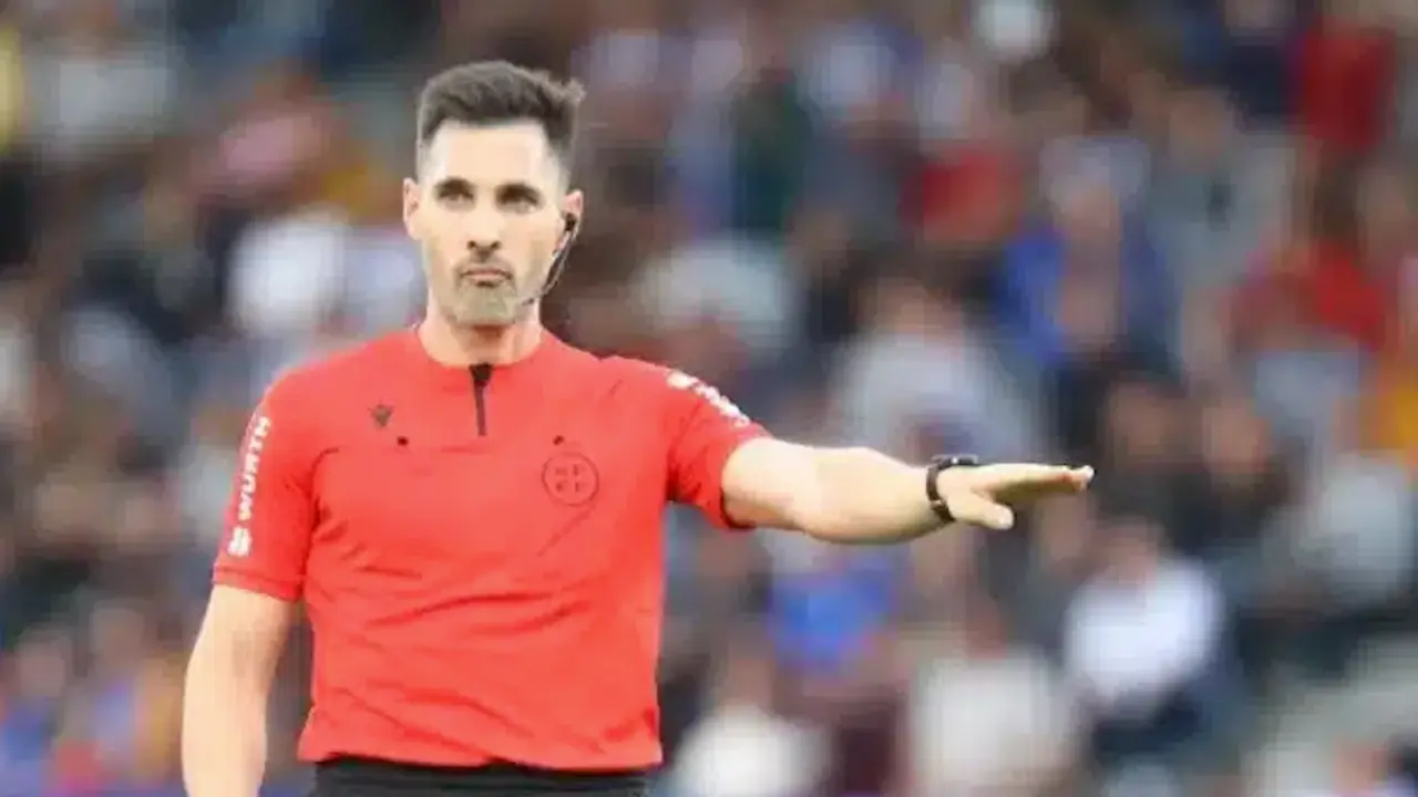 El &aacute;rbitro Andr&eacute;s Fuentes Molina.