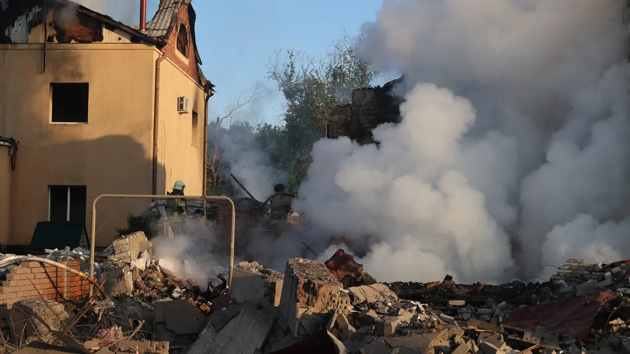 Los bomberos extinguen el fuego de una vivienda tras un ataque ruso con misiles. EP