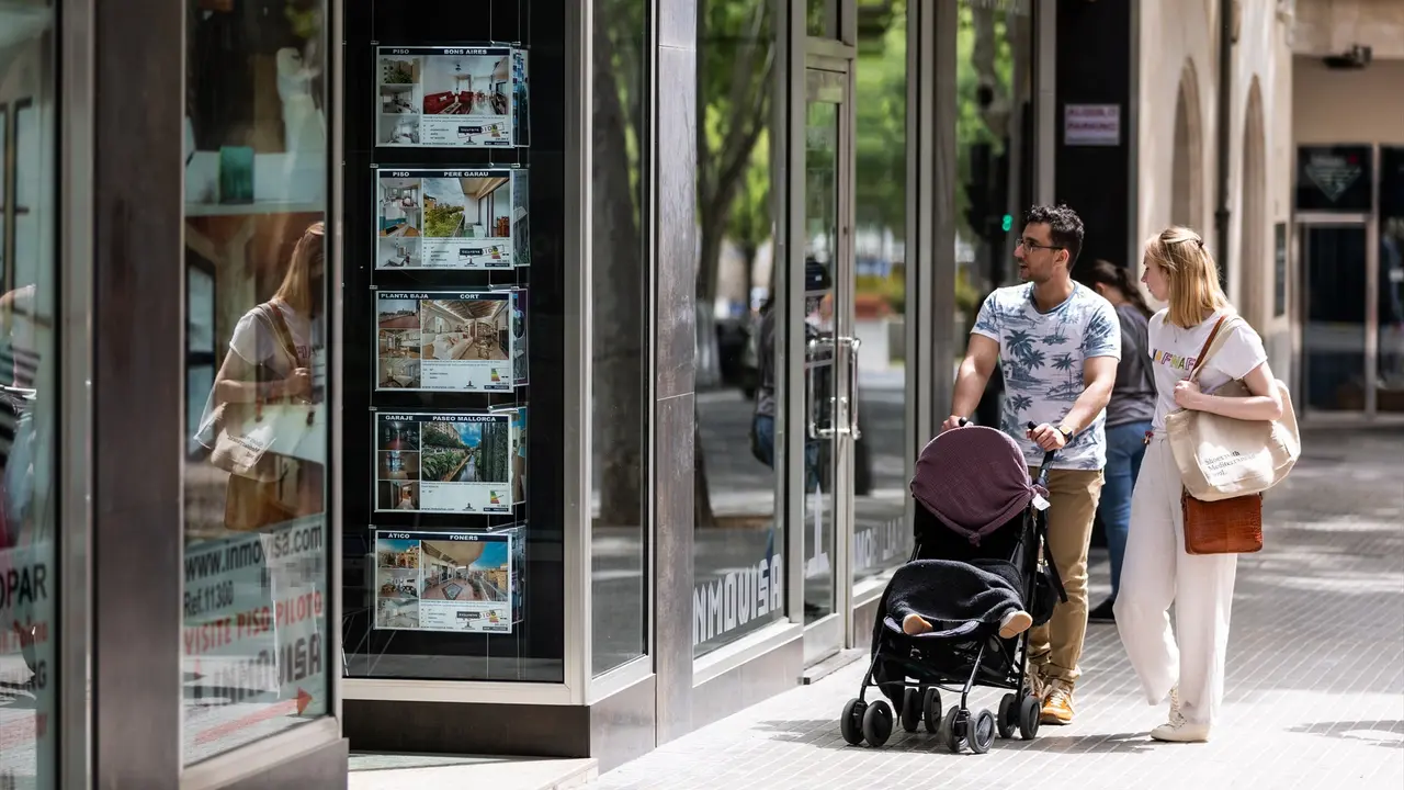 Dos personas observan los anuncios de viviendas en venta en una inmobiliaria. Tom&aacute;s Moya / Archivo