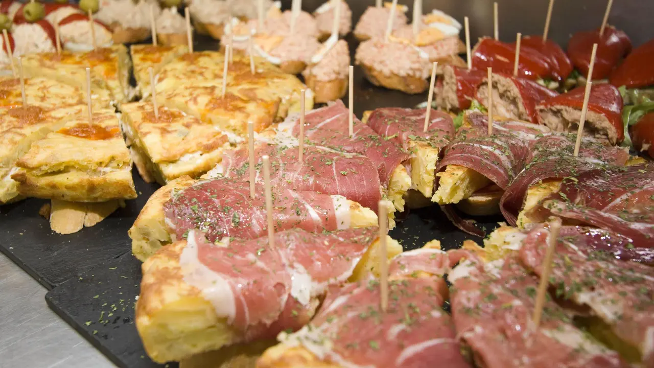 Un conjunto de tapas en un bar. / EP