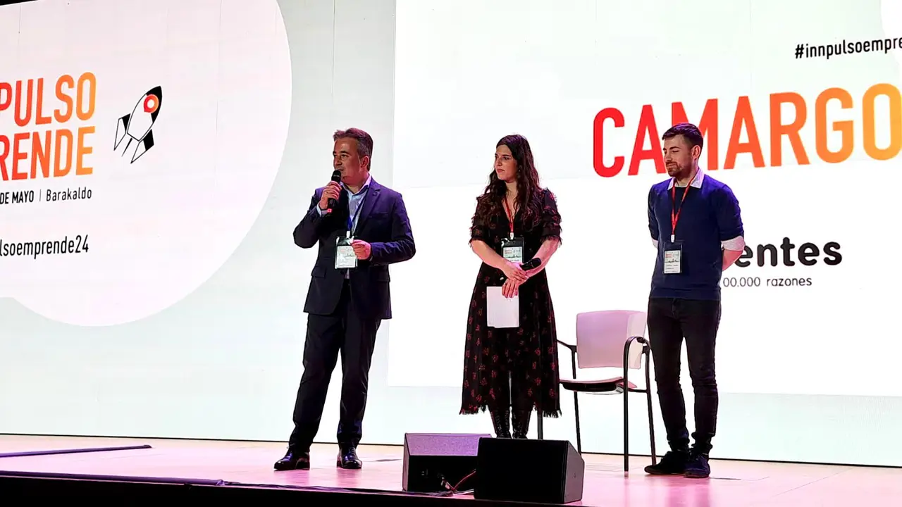El alcalde de Camargo, Diego Movell&aacute;n, anunci&oacute; ayer que desde el Ayuntamiento de Camargo &ldquo;ya estamos trabajando&rdquo; para que el municipio  &ldquo;se convierta en una referencia para toda Cantabria&rdquo; en deporte femenino