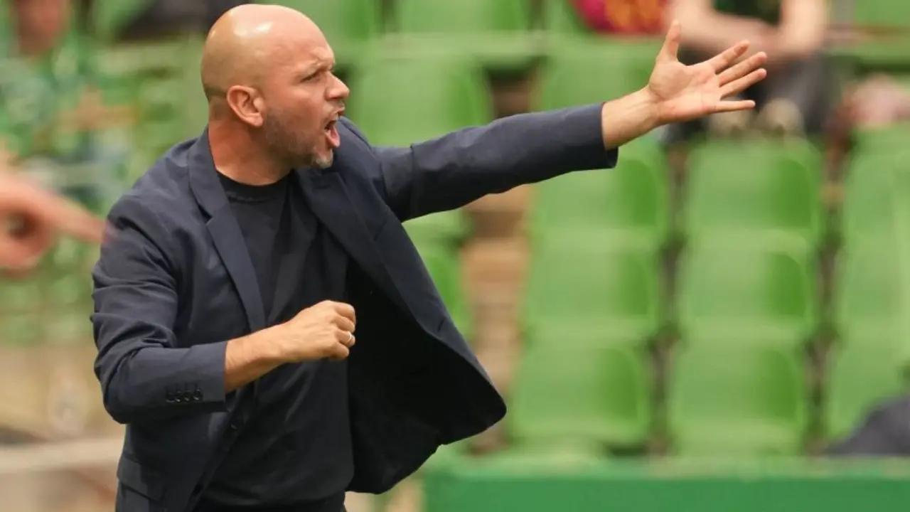 El entrenador del Racing, Jos&eacute; Alberto, durante el partido frente al Mirand&eacute;s. / Liga Hypermotion