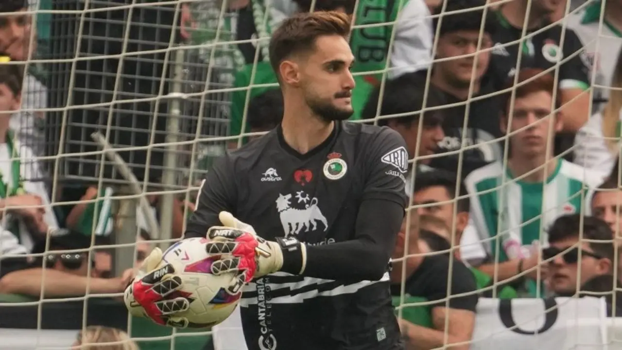 Jokin Ezkieta durante el encuentro ante el Mirand&eacute;s. / Liga Hypermotion