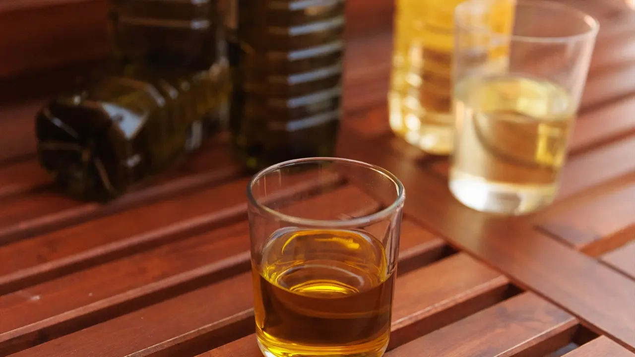 Botellas y vasos de aceite. Eduardo Parra / Archivo