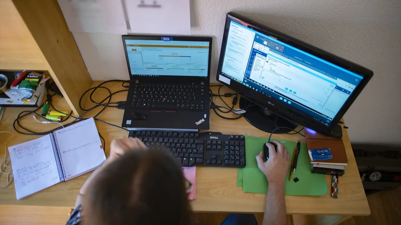 Una persona  teletrabajando desde su casa con un port&aacute;til. Eduardo Parra / Archivo