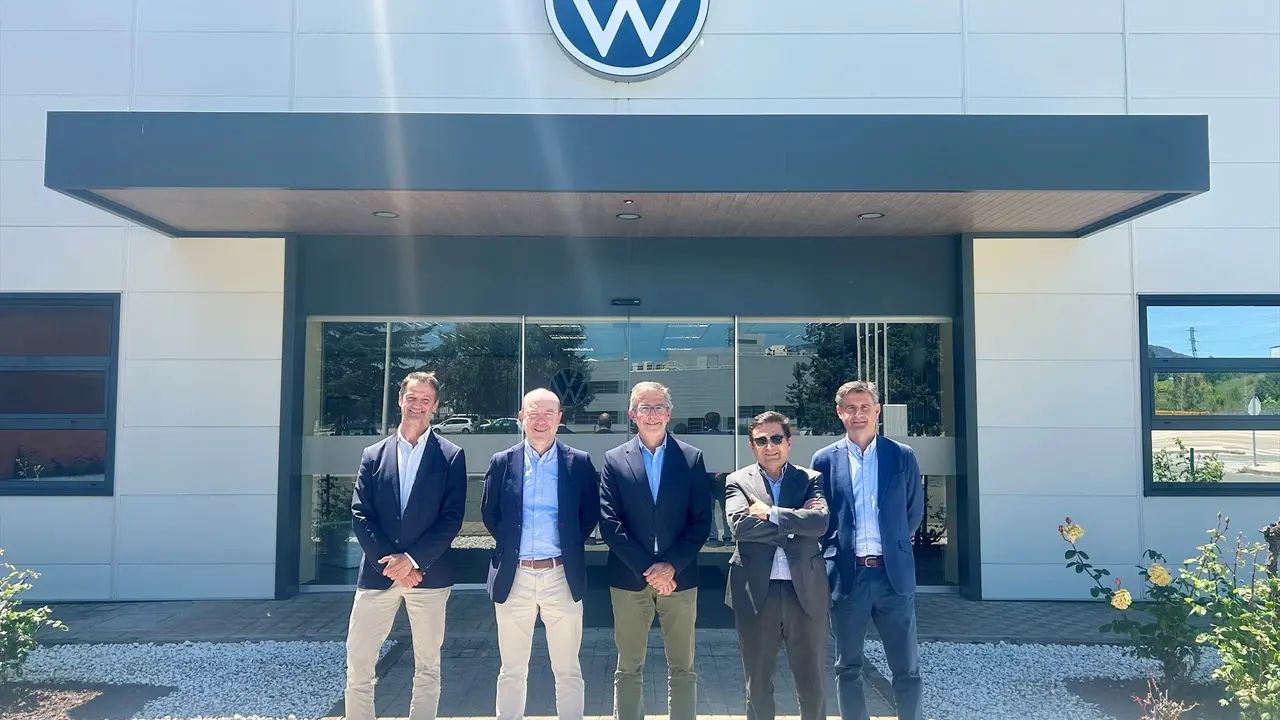 El presidente de la APS, C&eacute;sar D&iacute;az, se re&uacute;ne con representantes de Volkswagen Navarra. / APS