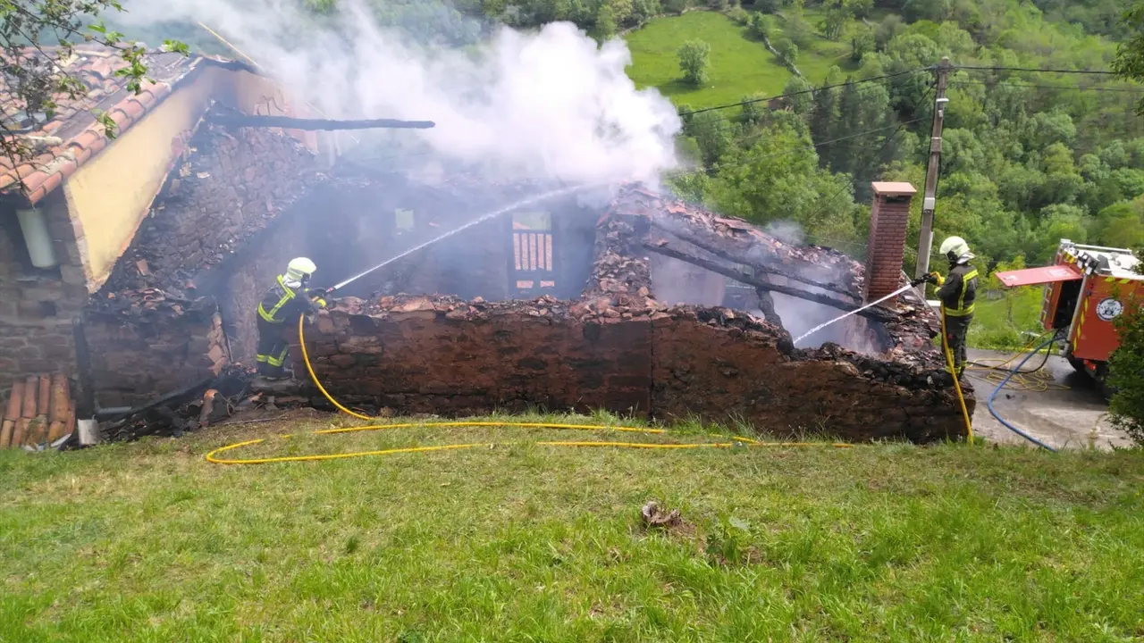 Los bomberos extinguen un incendio en una vivienda de Navedo. 112 Cantabria