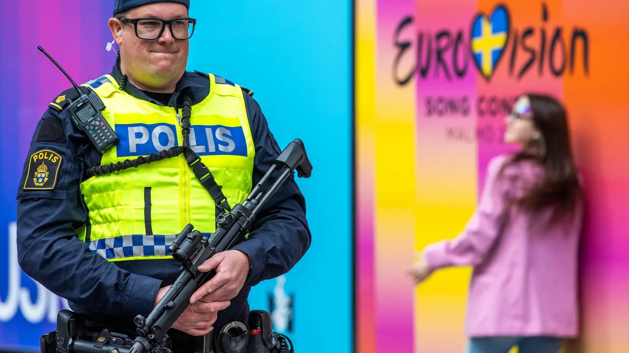 Un oficial de la polic&iacute;a armando en las afueras del Malmo Arena. / Jens B&uuml;ttner