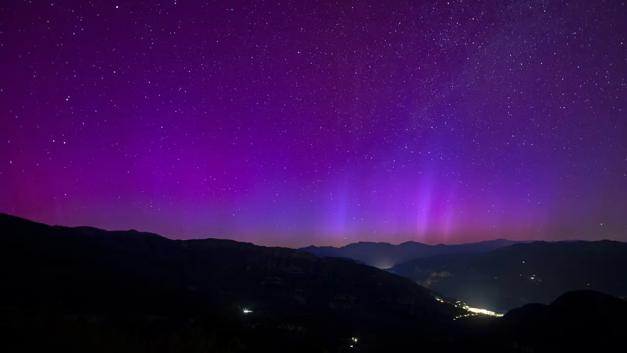 Aurora boreal desde el Mirador de la Figuerassa, en Cercs, Barcelona. / Lorena Sop&ecirc;na