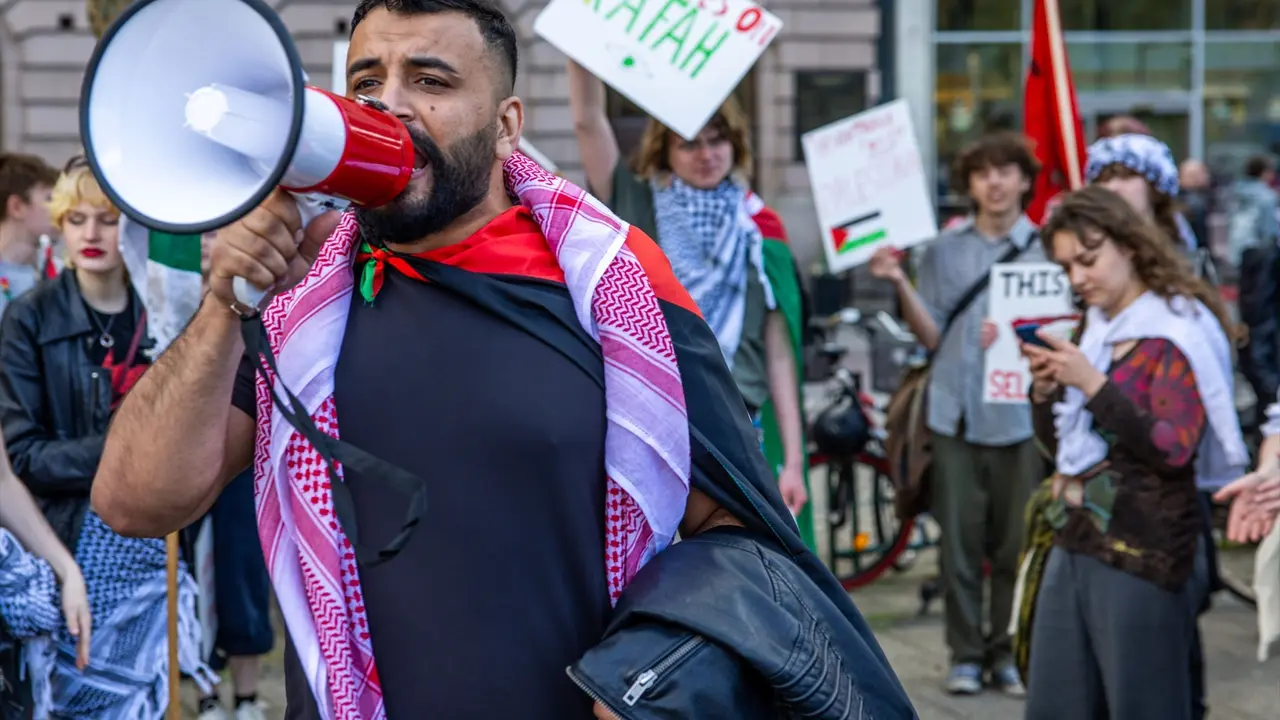Un hombre durante la protesta en Malm&ouml;. / Jens B&uuml;ttner