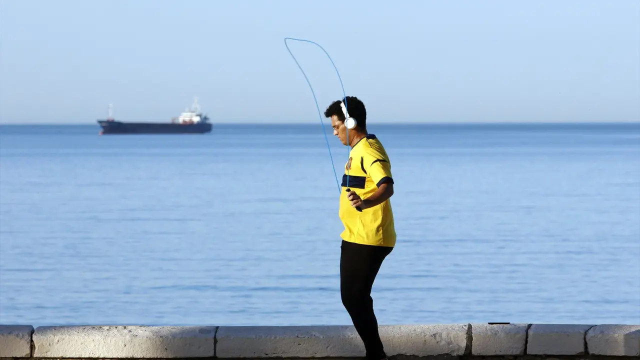 Una persona haciendo ejercicio junto al mar. &Aacute;lex Zea / Archivo