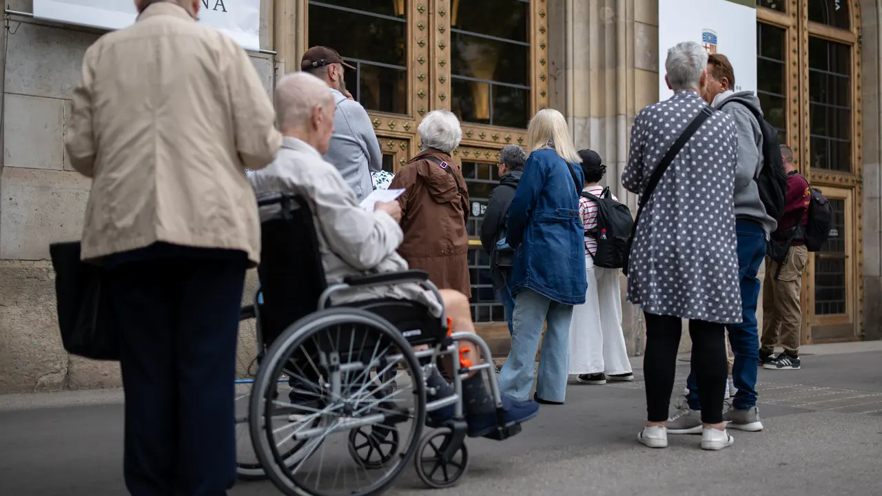 Varias personas acuden a ejercer su derecho a voto en la Universitat de Barcelona, a 12 de mayo de 2024, en Barcelona, Catalunya (Espa&ntilde;a). Casi seis millones de catalanes han sido llamados a las urnas hoy, 12 de mayo, para elegir a su nuevo presidente aut