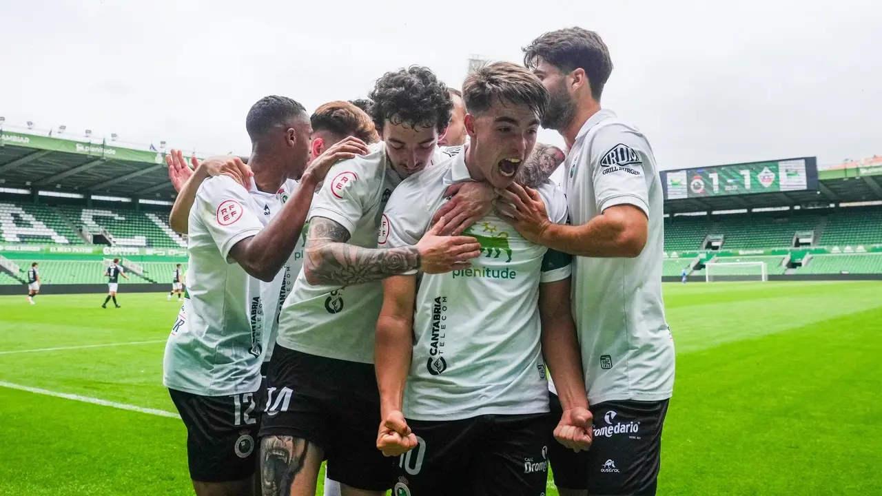 Los jugadores del Rayo Cantabria celebran el gol del empate en El Sardinero. / Racing de Santander