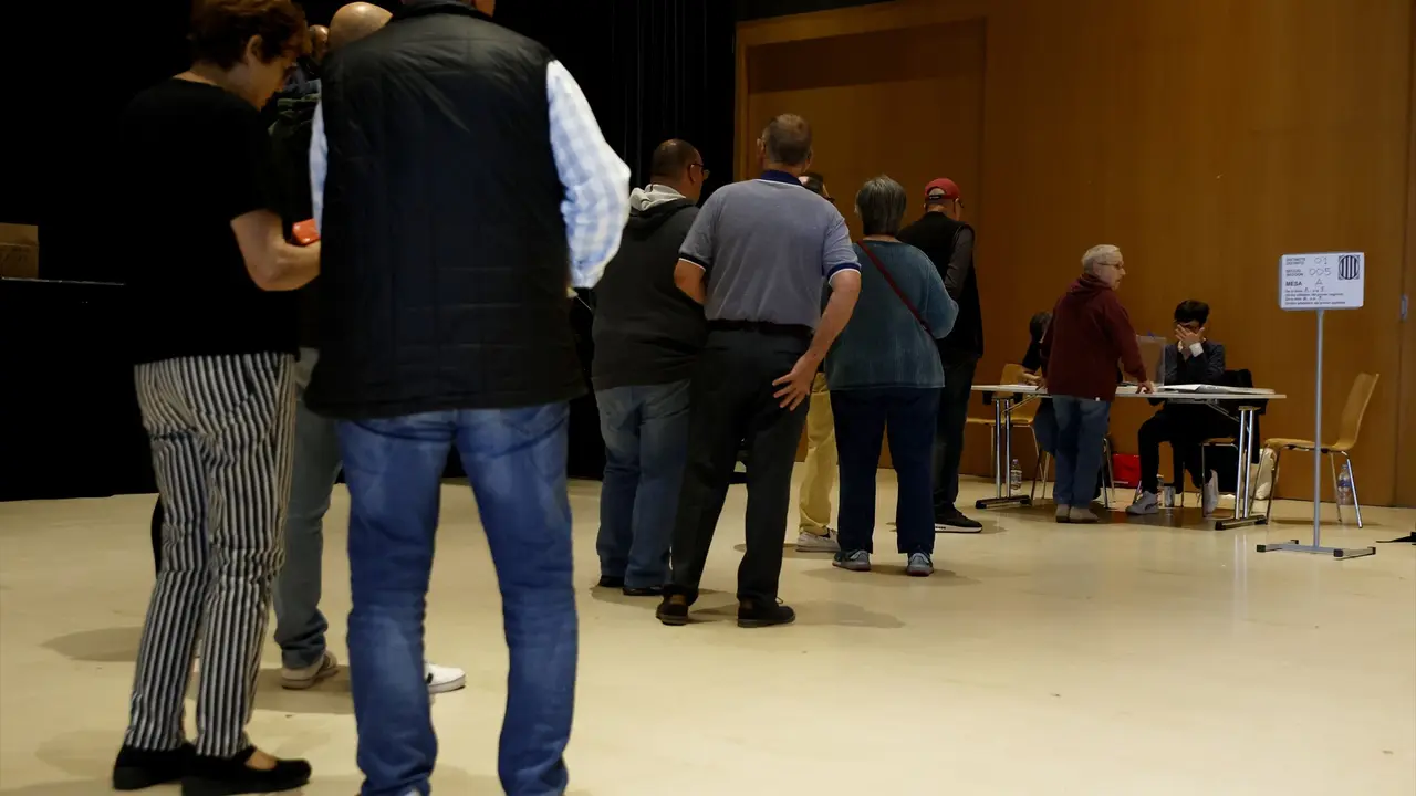 Varias personas acuden a ejercer su derecho a voto en el Centre C&iacute;vic La Roca en Barcelona.  Kike Rinc&oacute;n