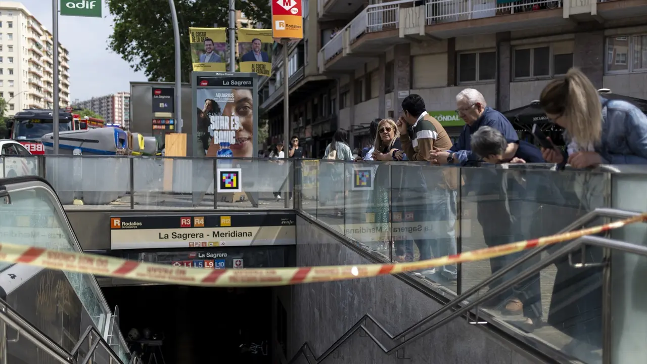 Varias personas en la estaci&oacute;n de Renfe y Metro 'La Sagrera'. Lorena Sop&ecirc;na