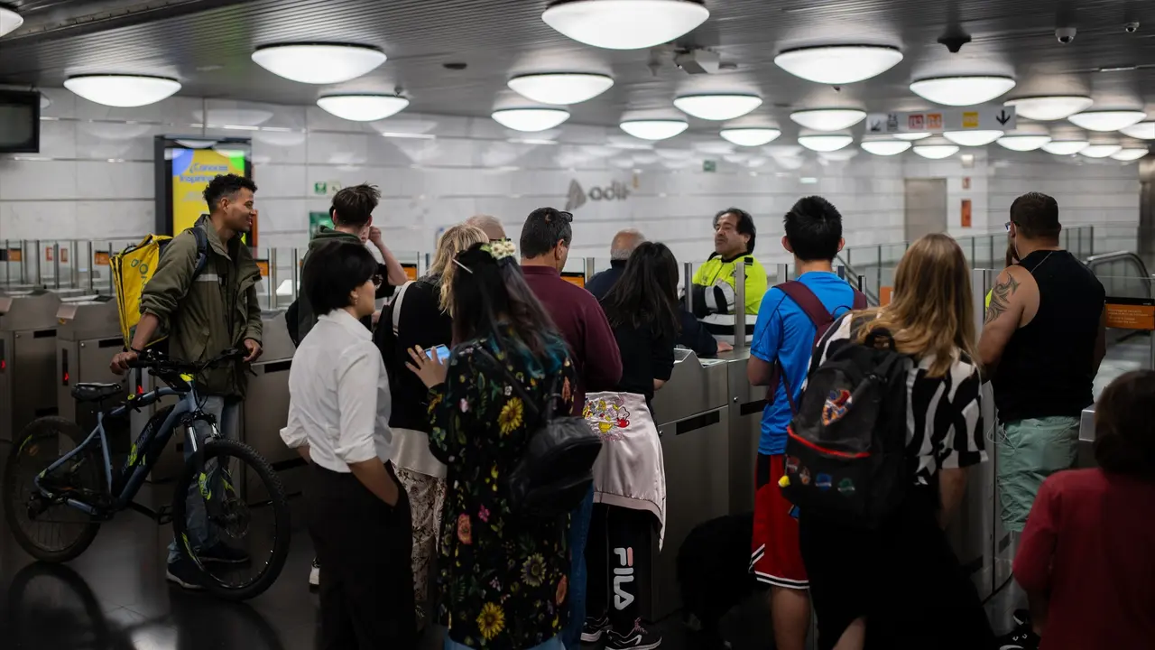 Varias personas en la estaci&oacute;n de Renfe y Metro 'La Sagrera'.  Lorena Sop&ecirc;na