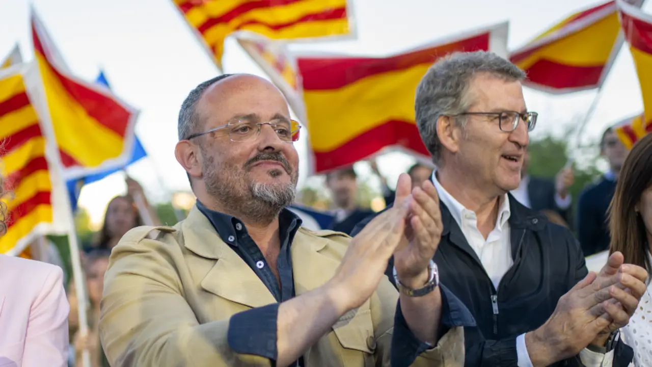El candidato del PP Alejandro Fern&aacute;ndez y el presidente del partido PP Alberto N&uacute;&ntilde;ez Feij&oacute;o, durante un mitin del PP, en L'Hospitalet de Llobregat, a 10 de mayo de 2024, en Barcelona, Catalunya (Espa&ntilde;a). Este acto es el &uacute;ltimo del PP en la campa&ntilde;a electoral para los comicios catalanes del pr&oacute;ximo 12 de mayo.
Fecha: 10/05/2024.

Firma: Lorena Sop&ecirc;na / Europa Press