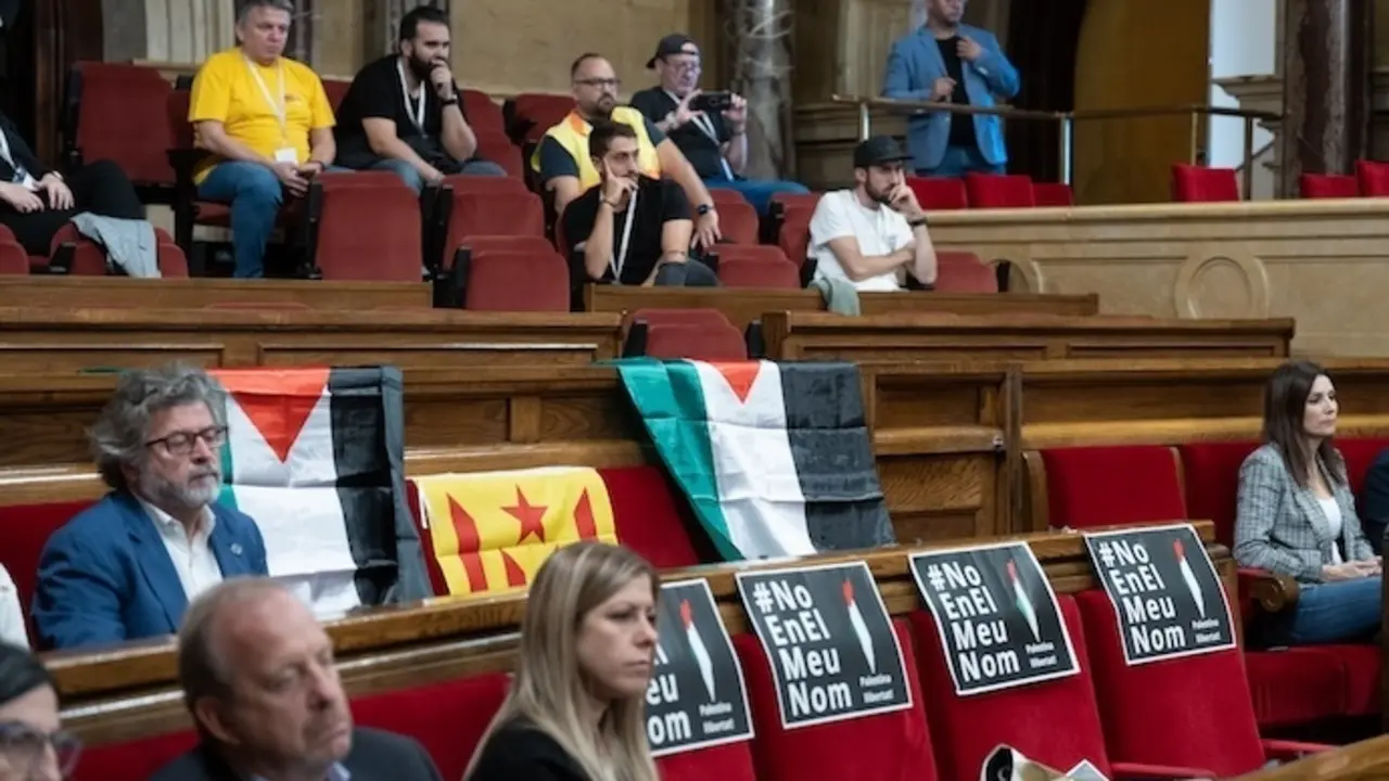 Banderas de Palestina y carteles en la bancada de la CUP durante una sesi&oacute;n plenaria en el Parlament de Catalunya, a 26 de octubre de 2023, en Barcelona, Catalunya (Espa&ntilde;a). 
David Zorrakino / Europa Press